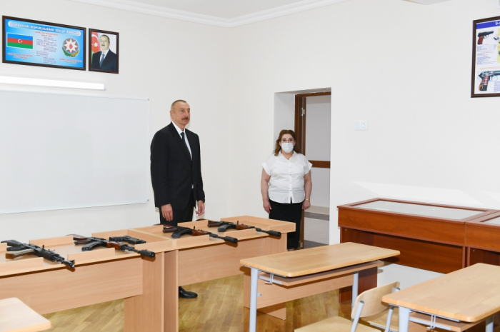   Präsident Aliyev betrachtete die Bedingungen, die im neuen Block der Sekundarschule in Baku geschaffen wurden  