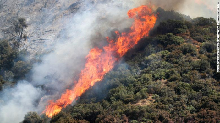 Una fiesta para revelar el género de un bebé desata un gran incendio en California