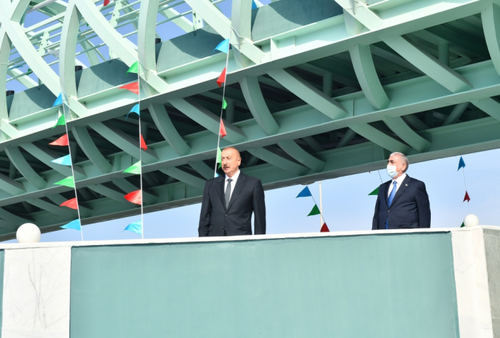  Präsident Ilham Aliyev nimmt an der Eröffnung der Fußgängerbrücke in Baku teil 