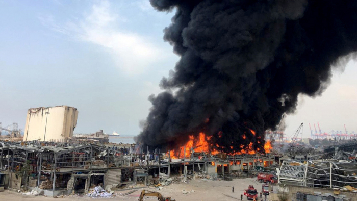 El puerto de Beirut sufre un incendio un mes después de la explosión