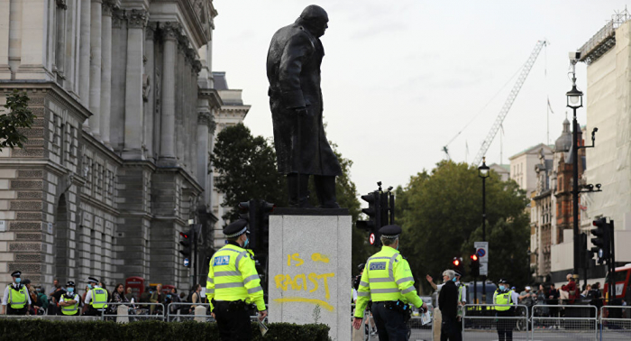 Umweltaktivisten beschmieren Churchill-Statue