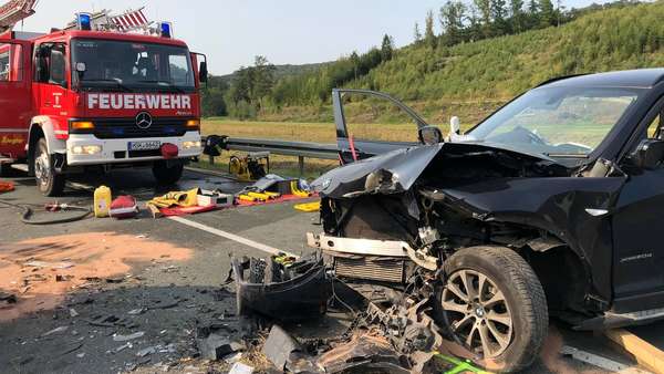 Bus kracht in Graben auf - 31 Menschen verletzt, drei davon schwer