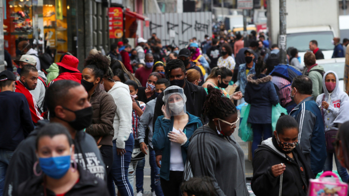 Brasil está "prácticamente ganando" a la pandemia, mientras el país supera las 130.000 muertes