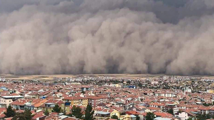 Una impresionante tormenta de arena azota Ankara