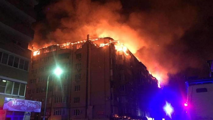 Gran incendio se produce en un edificio residencial en la ciudad rusa de Krasnodar