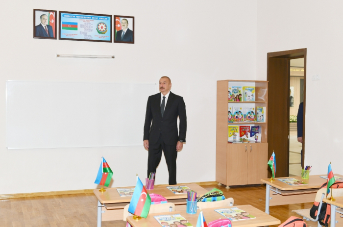  Präsident Ilham Aliyev eröffnet die Sekundarschule in Baku 