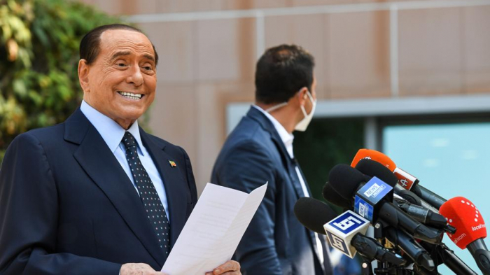   Berlusconi sale del hospital  : “Asimismo me he librado esta vez”