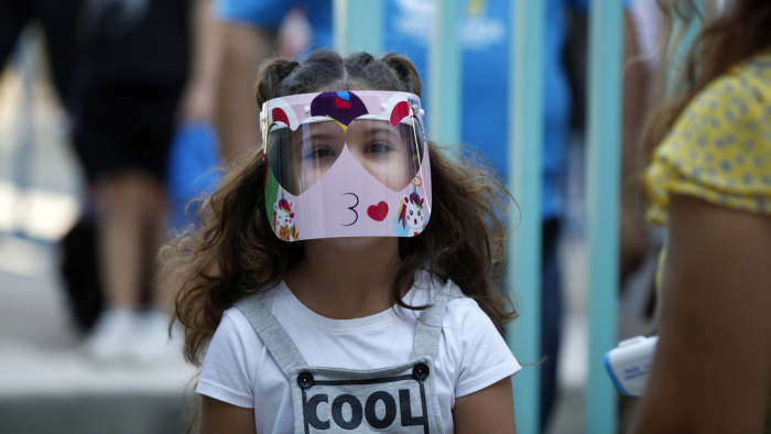 Grecia repartió a sus escolares enormes mascarillas que cubren toda la cara