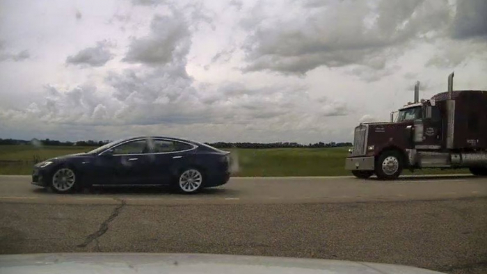 El conductor de un vehículo Tesla con piloto automático se queda dormido a 140 km/h