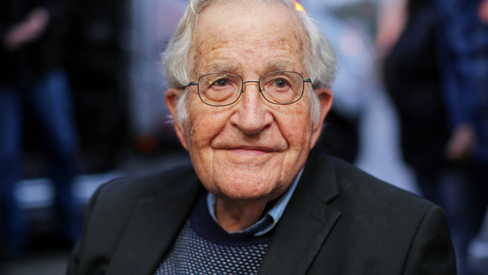 Noam Chomsky advierte sobre un riesgo de extinción humana mayor que nunca