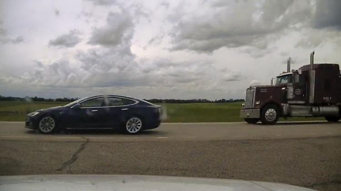  Tesla-Fahrer legt sich bei 140 km/h schlafen 