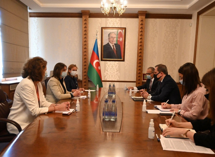  Djeyhoun Baïramov s’est entretenu avec la représentante du CICR en Azerbaïdjan 