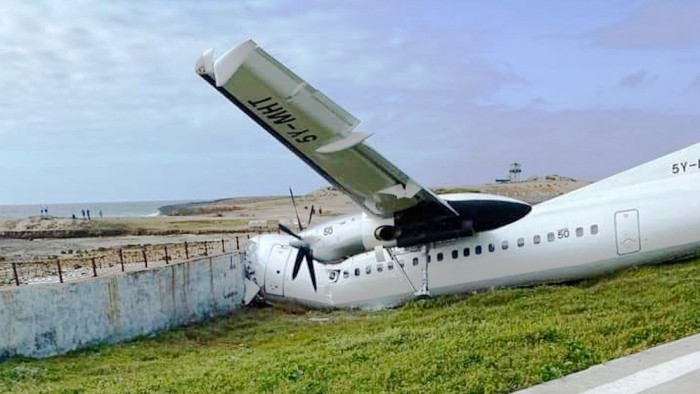Un avión de carga se sale de pista y se estrella contra una valla en la capital de Somalia