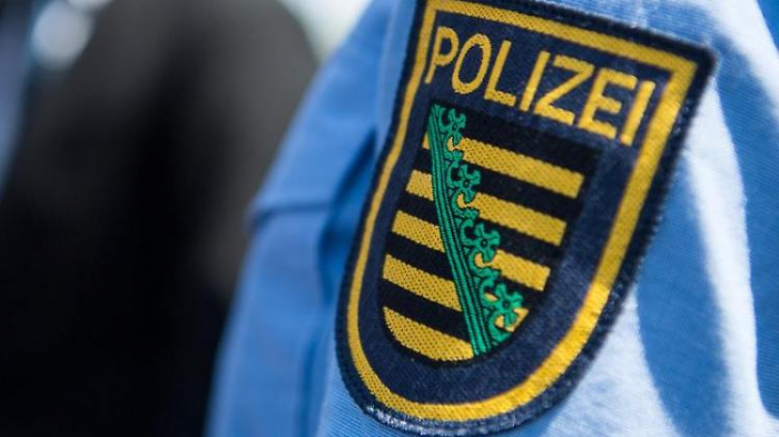 Polizist droht Demonstranten