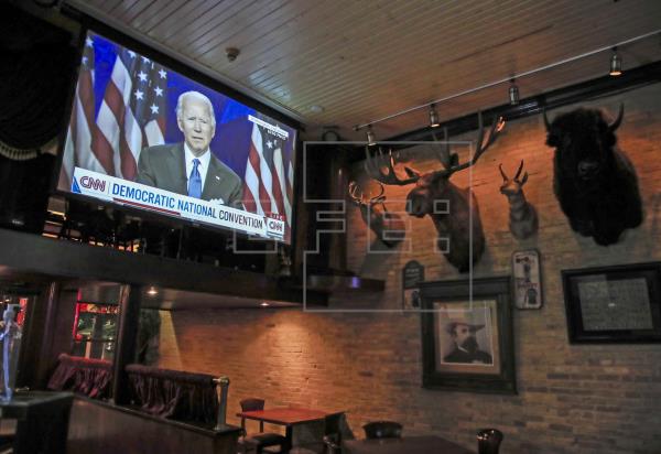 Los latinos prefieren a Biden frente a Trump, según un sondeo