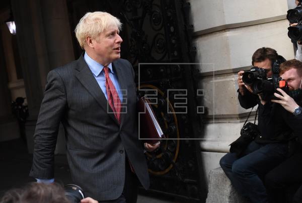 Boris Johnson prepara al país para un invierno de restricciones por el coronavirus