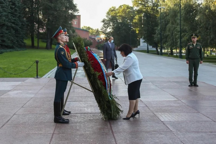   Sahiba Gafarova besucht das Grab eines unbekannten Soldaten in Moskau -   FOTOS    