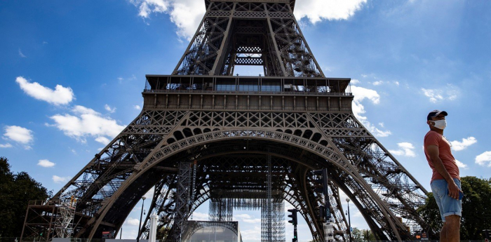 Evacúan la torre Eiffel por posible amenaza de bomba