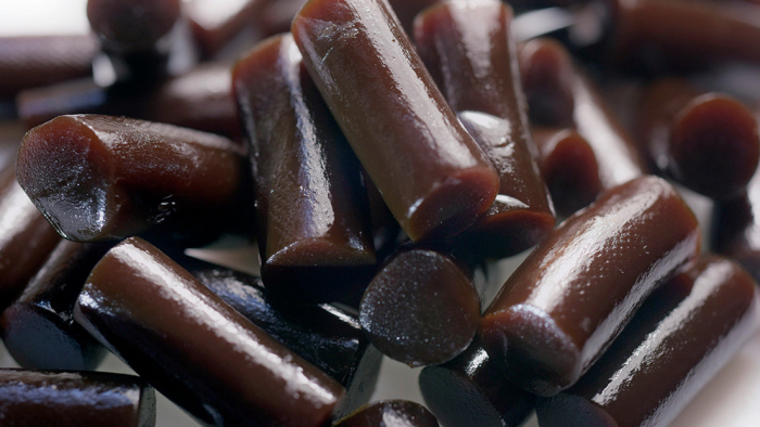 Un hombre muere por consumir varios paquetes al día de dulces de regaliz negro
