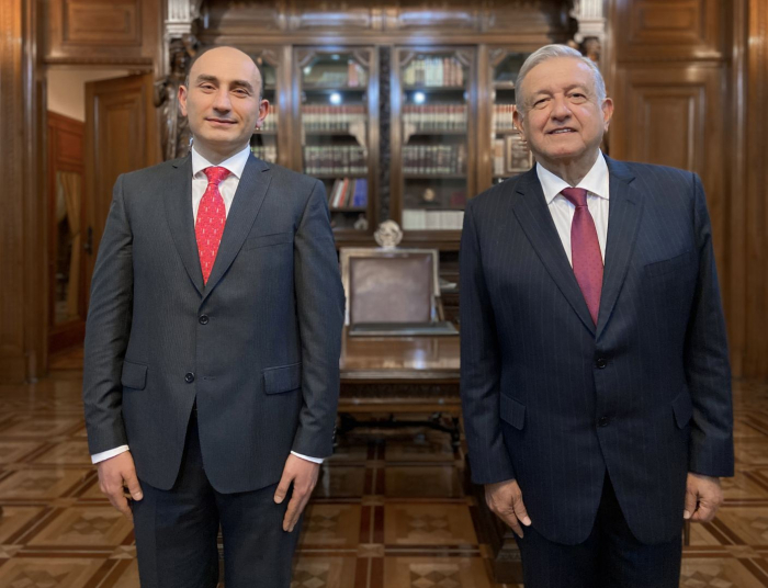   Embajador azerbaiyano se encuentra con el presidente de México  