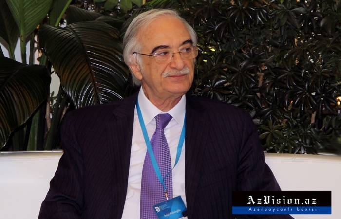   Polad Bulbuloglu realiza conversaciones en San Petersburgo  