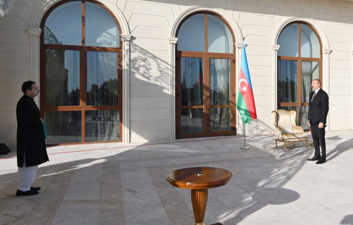   Ilham Aliyev reçoit les lettres de créance du nouvel ambassadeur de Pakistan en Azerbaïdjan  