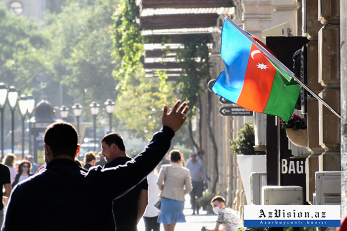   Baku mit Fahnen bedeckt -   FOTOS    