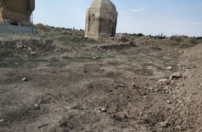   Infolge der armenischen Provokation wurde das Grabmal von Scheikh Babi schwer beschädigt  