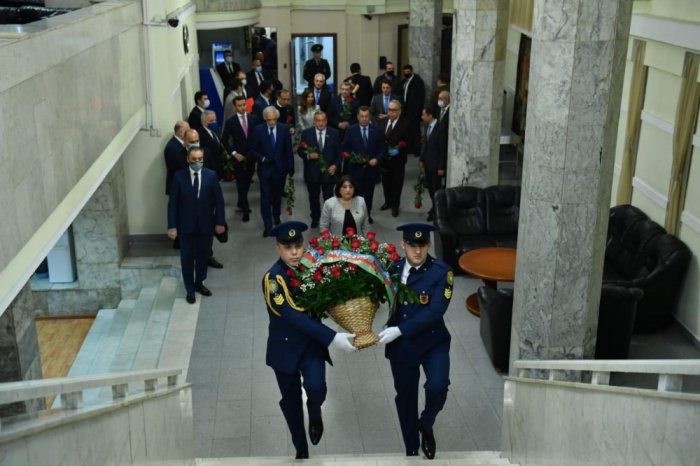 Azerbaijani parliamentary delegation puts wreath at Heydar Aliyev