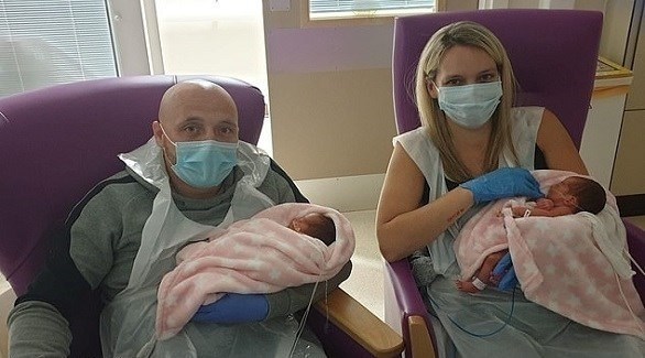 شفاء أول طفلتين توأم بريطانيتين أصيبتا بكورونا داخل الرحم