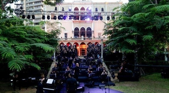 حفلة موسيقية في قصر دمره انفجار