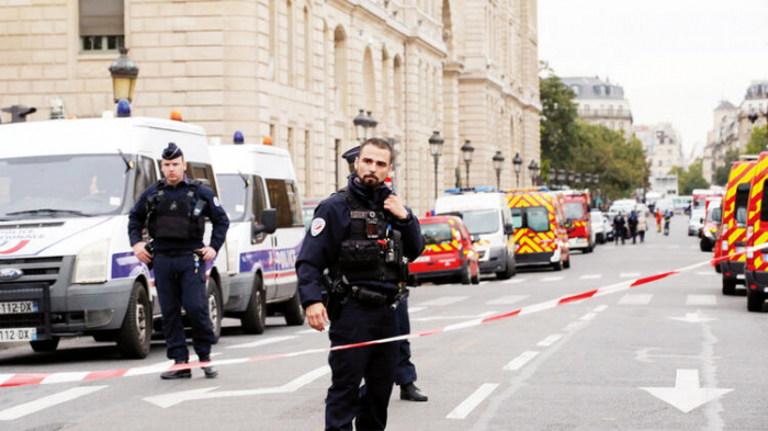 “Charlie Hebdo”nun binası qarşısında sakinlərə hücum edildi