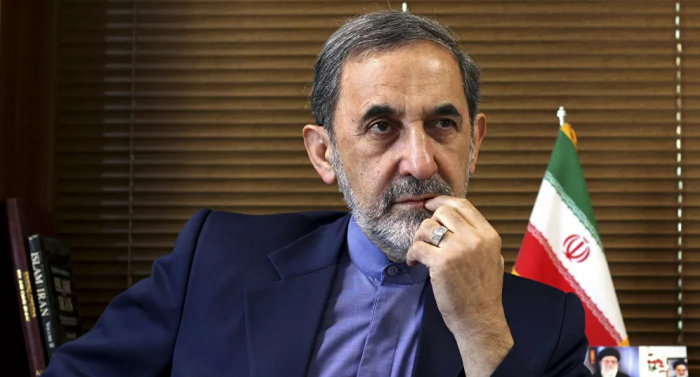 مستشار خامنئي يهدد القادة البحرينيين والإماراتيين بعد "خطوة مخزية" مع إسرائيل