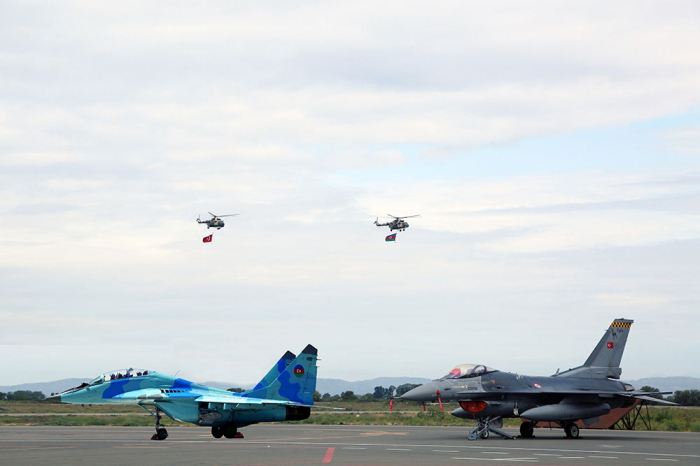 طائرات القوات الجوية الأذربيجانية والتركية تنفذ رحلات مشتركة