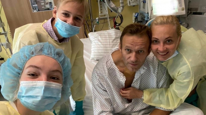 Kremlin critic Navalny posts photo from hospital