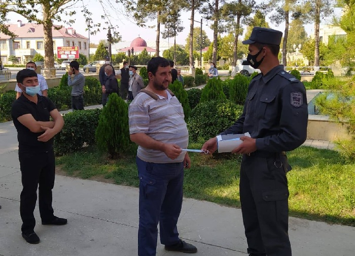 Goranboyda polislər sakinlərə maska payladı  
