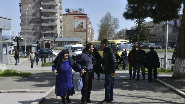   Des Arméniens quittent la ville azerbaïdjanaise occupée de Khankendi  