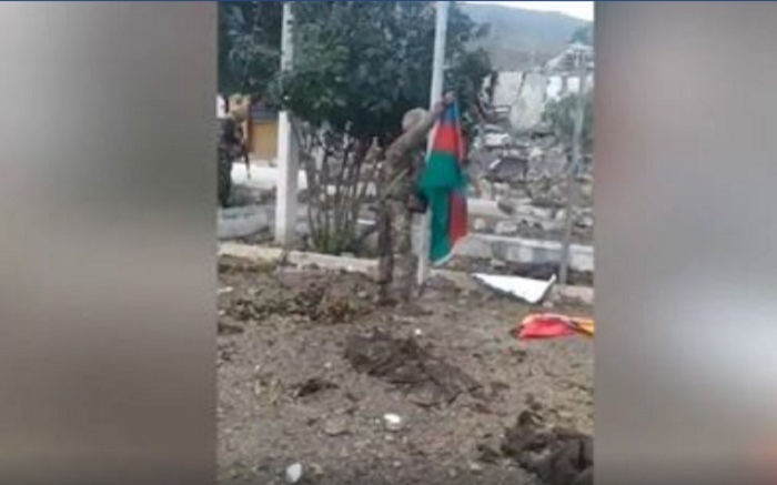  Bandera azerbaiyana ondea en Sugovushan -  VIDEO  