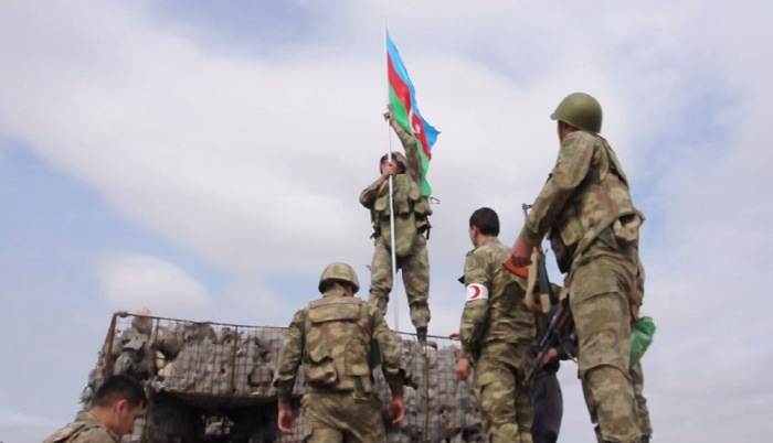  Aserbaidschanische Flagge wurde an den Stellen gehisst, an denen Mubariz Ibrahimov die armenischen Soldaten getötet hat -  VIDEO  