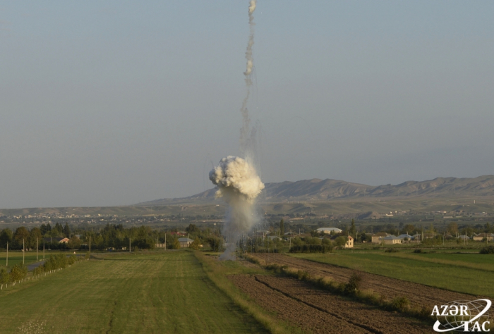   Der Feind ließ wieder die verbotene Bombe fallen  