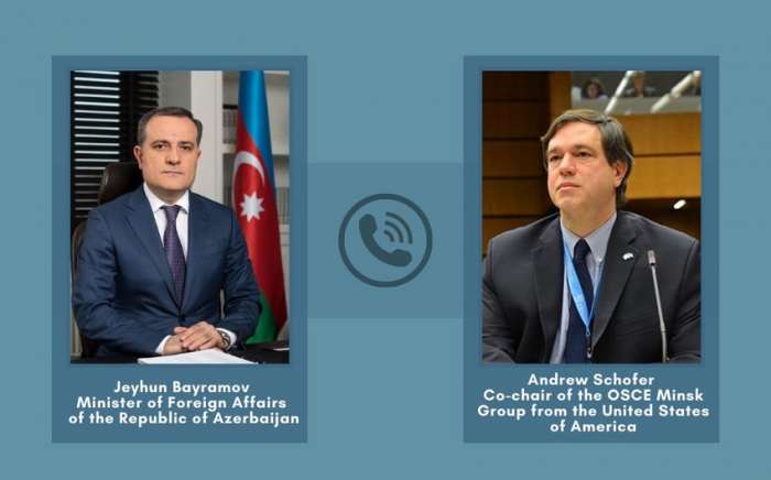   Jeyhun Bayramov habla con el copresidente estadounidense  
