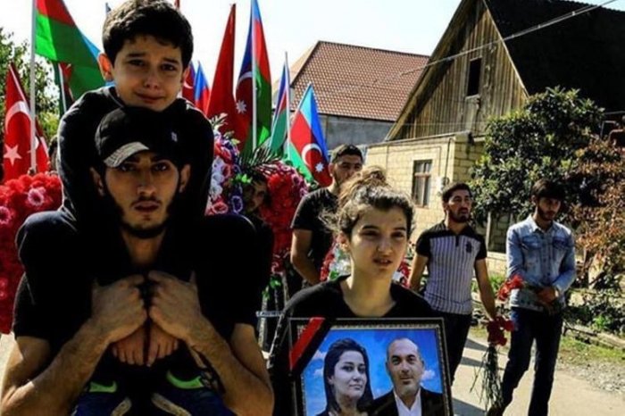Drei Kinder verloren beide Elternteile infolge eines armenischen Angriffs auf Zivilisten in Gandscha