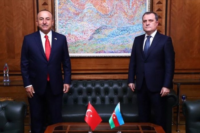   Jeyhun Bayramov mantuvo conversaciones con Cavusoglu  