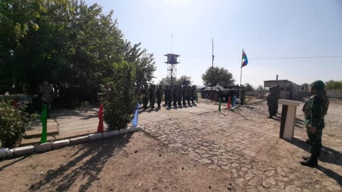  La bandera nacional izada en los puestos fronterizos 