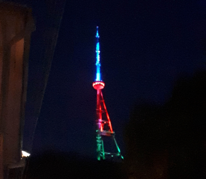   Fernsehturm in Tiflis mit den Farben unserer Flagge bedeckt  