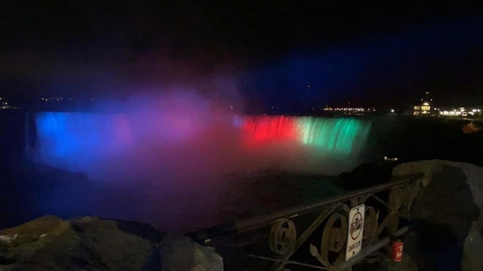   Niagarafälle in Farben der aserbaidschanischen Flagge beleuchtet -   FOTO    