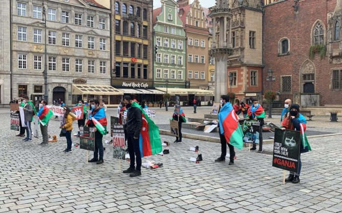Los azerbaiyanos en Polonia protestan contra el terrorismo en Ganyá