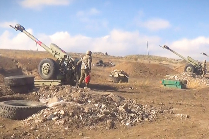  Las unidades de artillería de Azerbaiyán infligen golpes al enemigo-VIDEO  