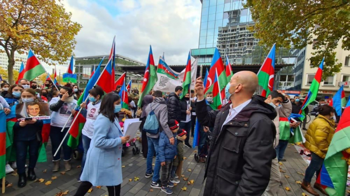Los azerbaiyanos celebran manifestación de protesta en Alemania contra el terror de Ganyá