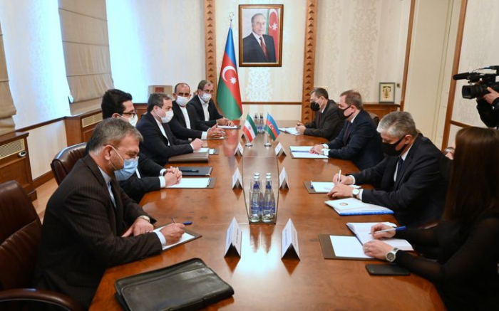 Ceyhun Bayramov diskutiert mit den Sonderbeauftragten des iranischen Präsidenten den Karabach-Konflikt 